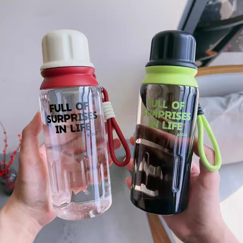 A large-capacity, simple Korean version of ins portable summer plastic space cup for both male and female students that is durable and can withstand drops full figure