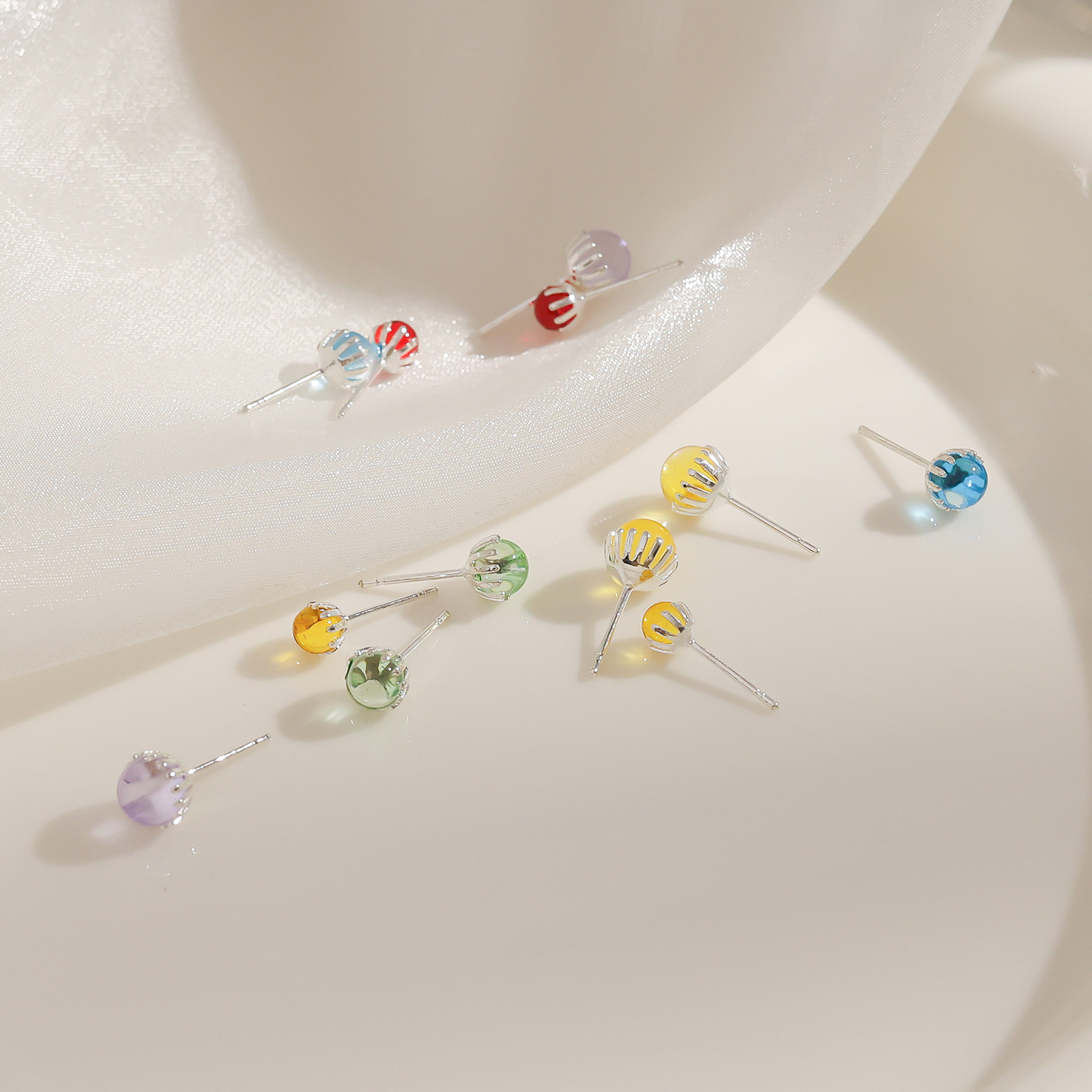 Sparkling clear and transparent glass stud earrings, colorful round ball stud earrings, women's silver needle earrings, small and simple daily earrings wholesale Specification drawing