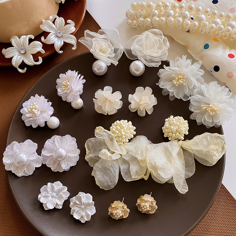 Super fairy-like white chiffon flower earrings for women, a new bestseller in 2025, high-end stud earrings with a seaside vacation style full figure