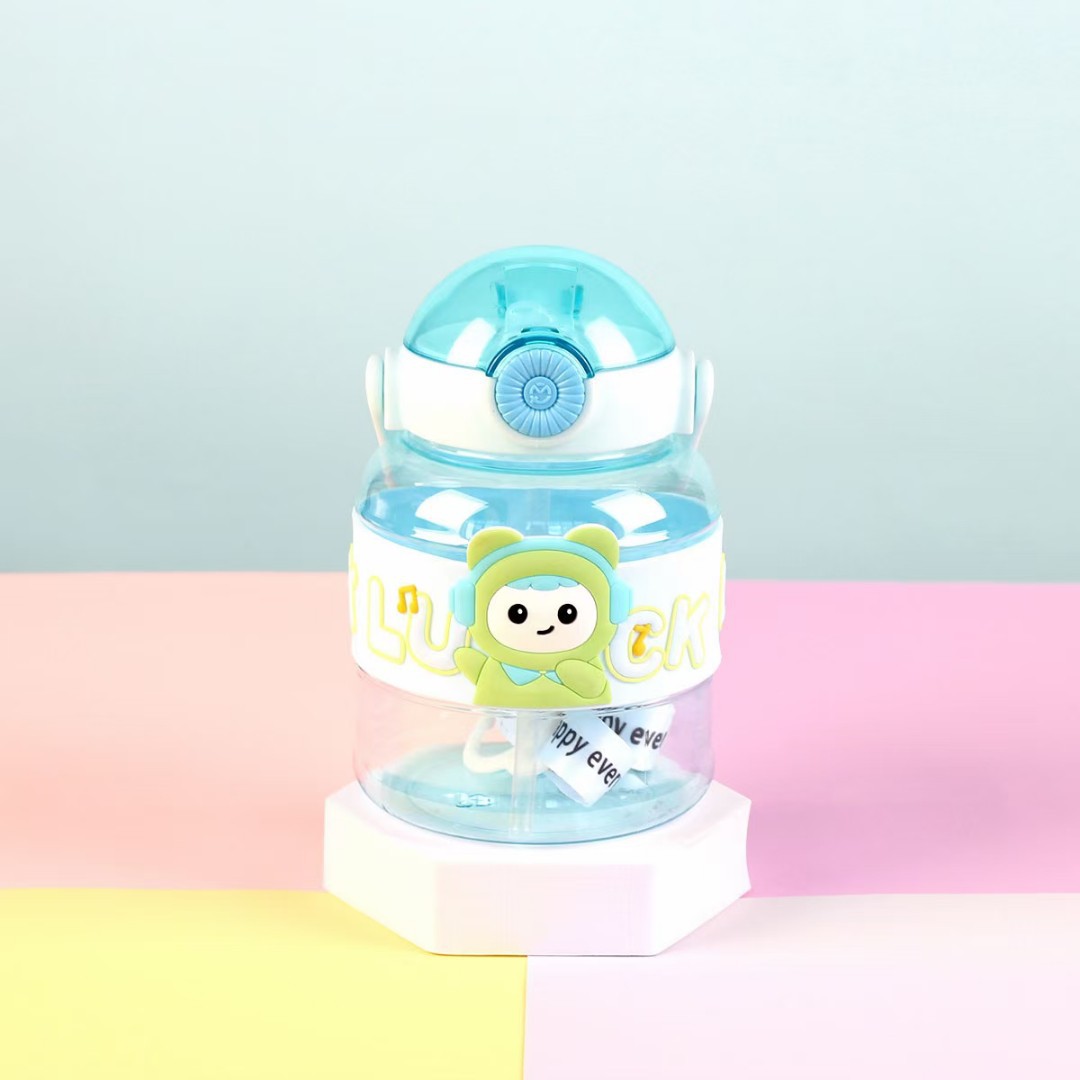 Children's plastic cups, ton cups, high appearance level, straw cups, large-capacity water cups, high-temperature resistant, male and female student handles, portable Application Scenario