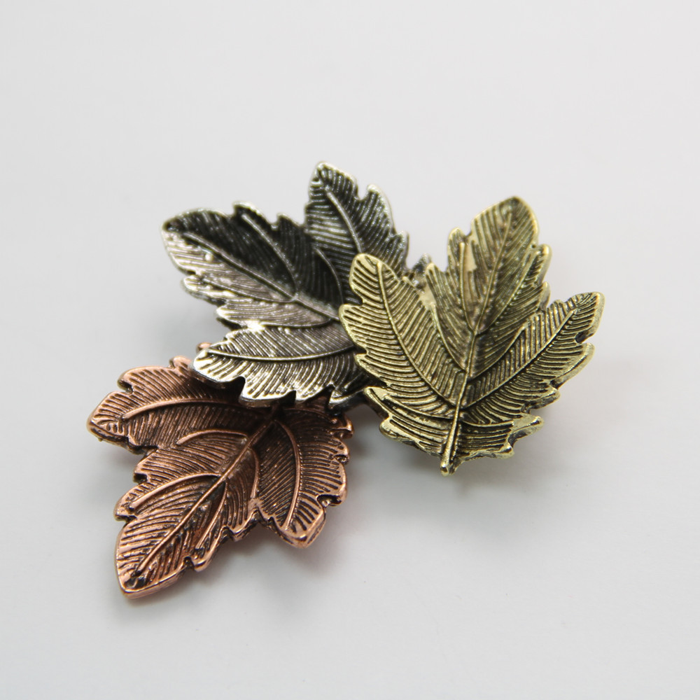 Z28 Japanese and Korean version retro three-color texture patterned simple leaf brooch collar leaf brooch details Picture