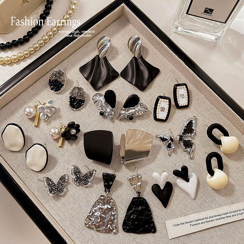 Black, light luxury, high-end and elegant stud earrings, female Internet celebrity retro earrings, 2025 new style bestsellers, niche earrings and earrings full figure
