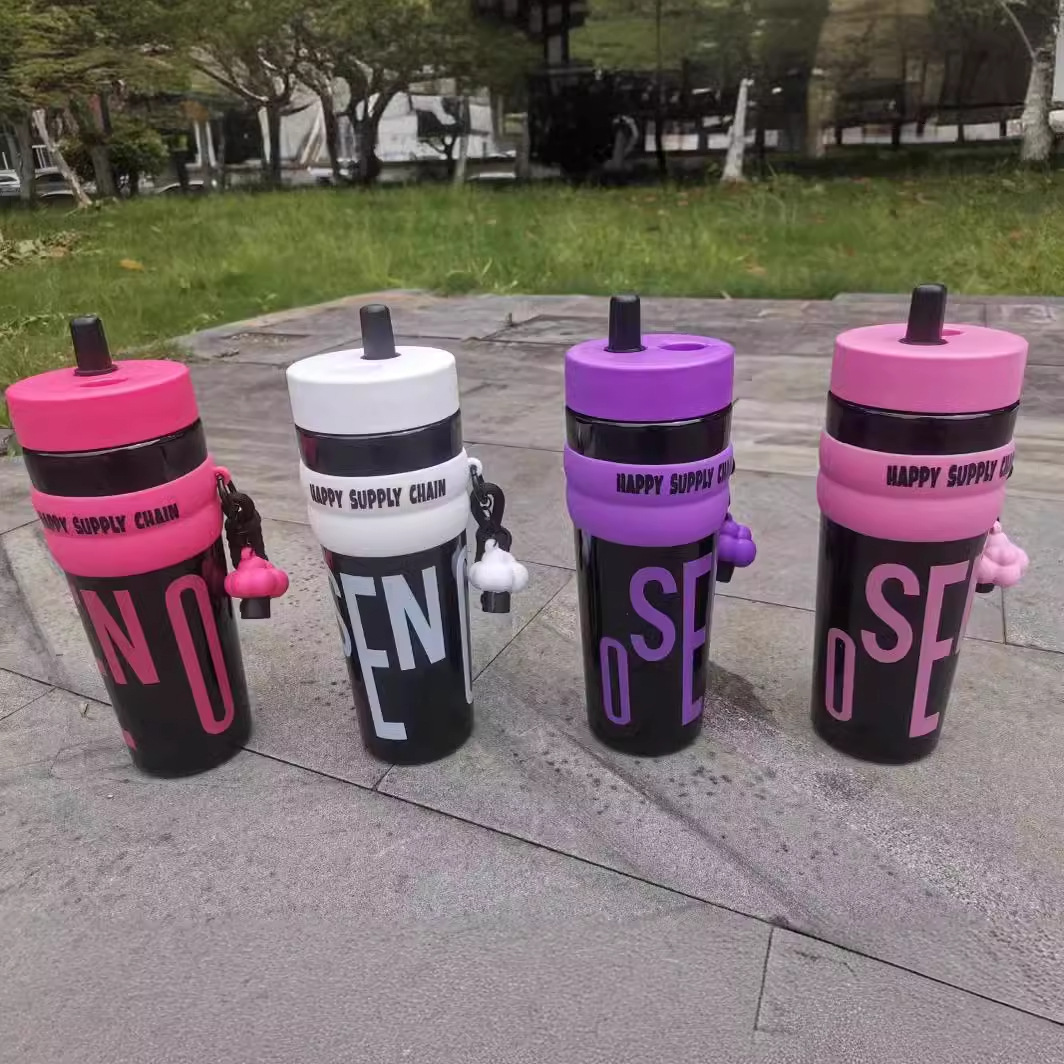 Summer high-appeartion-level girls' casual cup, large-capacity straw cup, coffee cup, fashionable sports water cup, straw with handle full figure