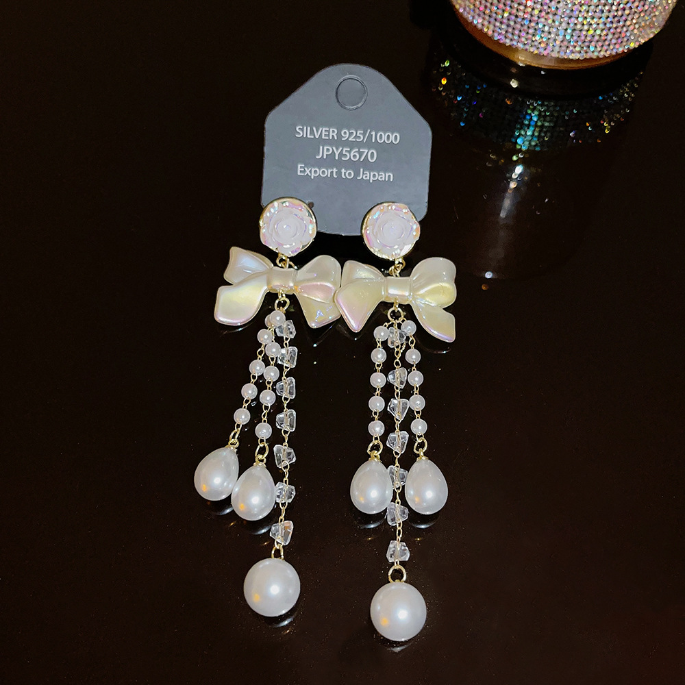 Niche design bow pearl earrings, high-end earrings for autumn and winter, elegant and luxurious style for socialites, flower stud earrings for women Application Scenario