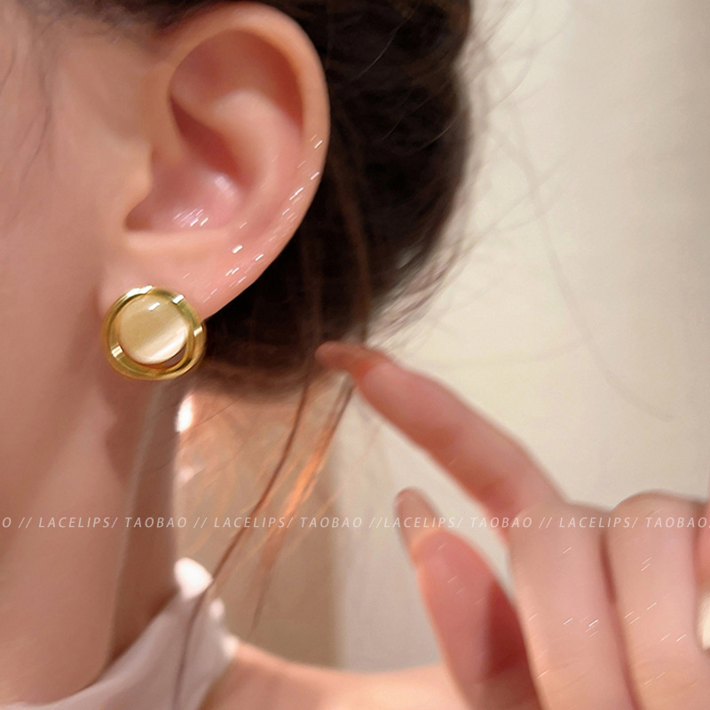 High-end cat's eye stone ear studs for women 2024 new bestseller, light luxury high-end earrings, stylish and niche design earrings details Picture