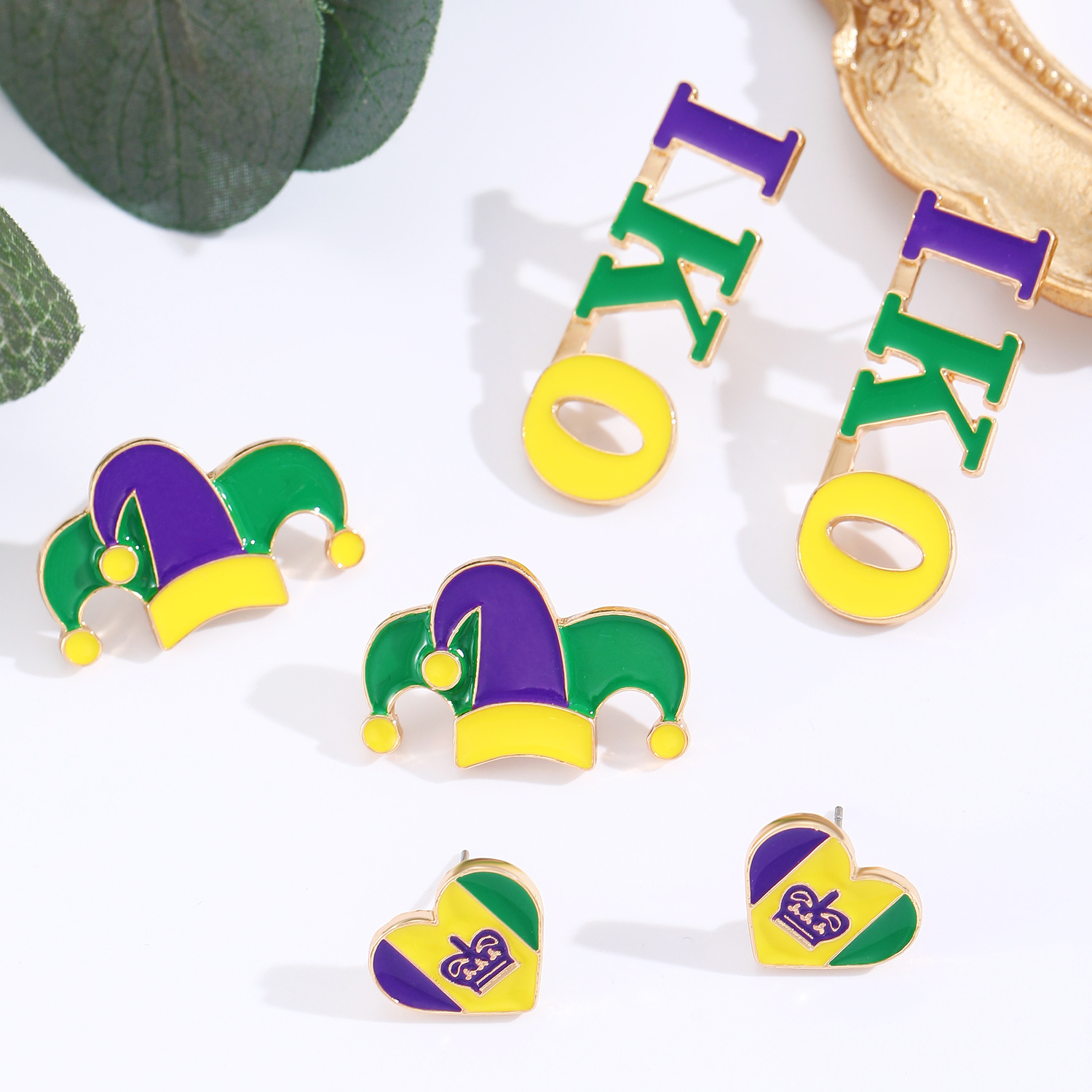 Cute cartoon acrylic Saint Patrick earrings from Europe and America, frog, hummingbird, puppy and hedgehog festival earrings details Picture