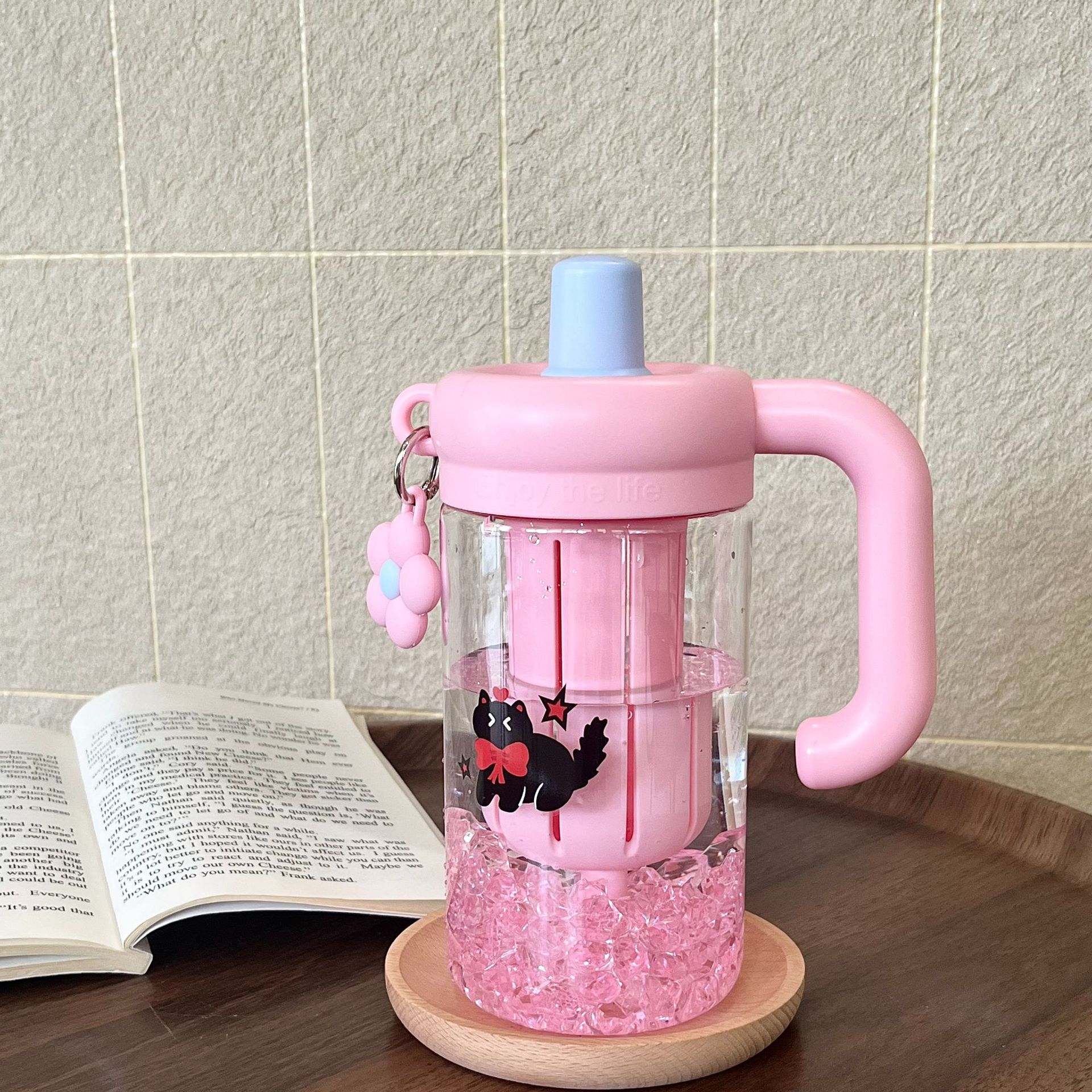 ins2025 New portable cup with handle, a cute water cup with high appearance level for girls, a plastic cup with tea and water separation in summer Application Scenario