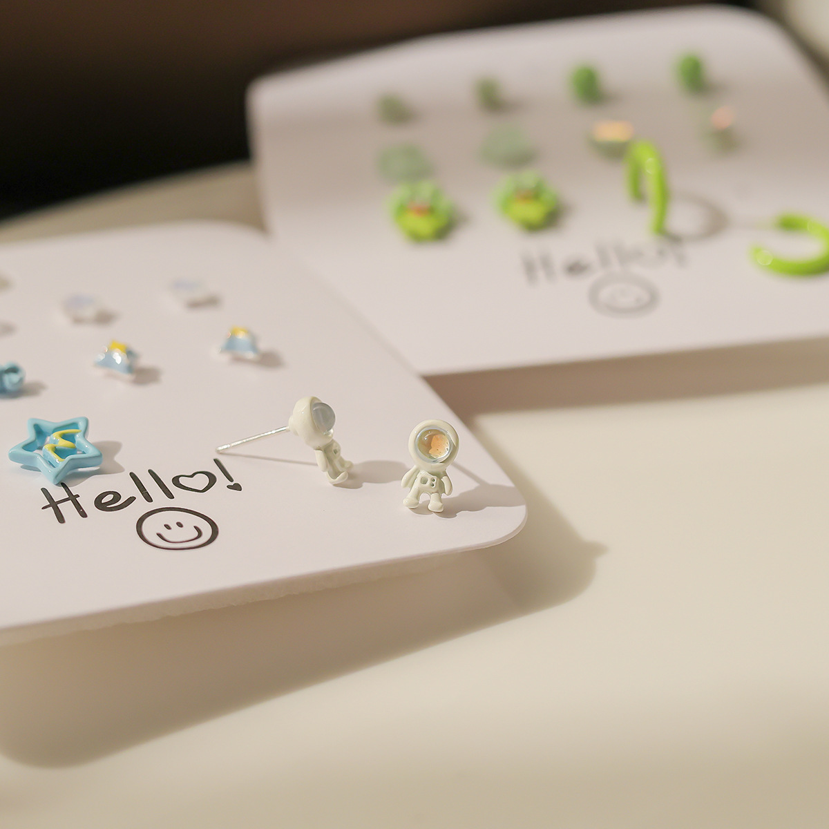 The 2024 new style of the "Whitening Blue Stud Set" features small, unique and niche design earrings. The green forest-themed earrings are trendy Specification drawing