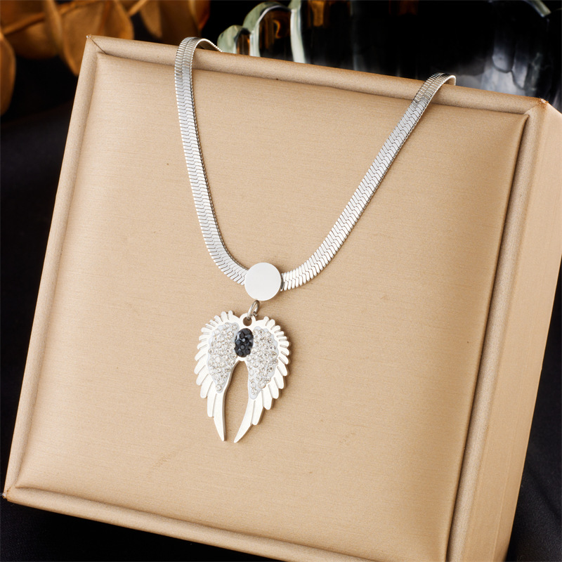 Korean-style fashionable, individual and creative diamond-encrusted wing pendant, blade chain, stainless steel gold-plated necklace Specification drawing