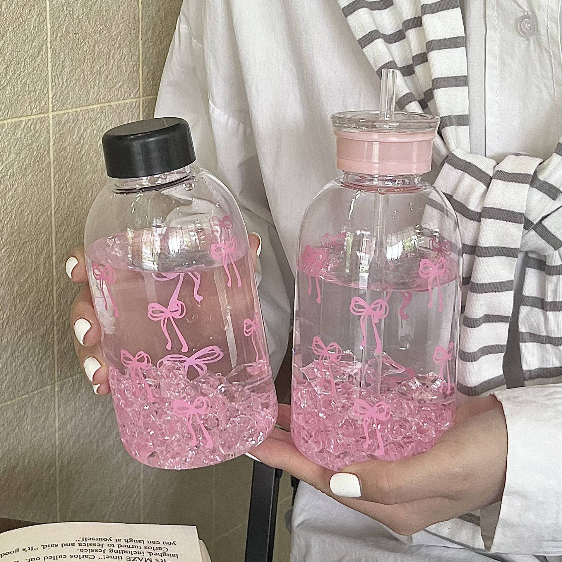 The new summer ins big fat plastic cup is cute and has a high level of appearance. The bow water cup is a portable water cup for female office workers details Picture