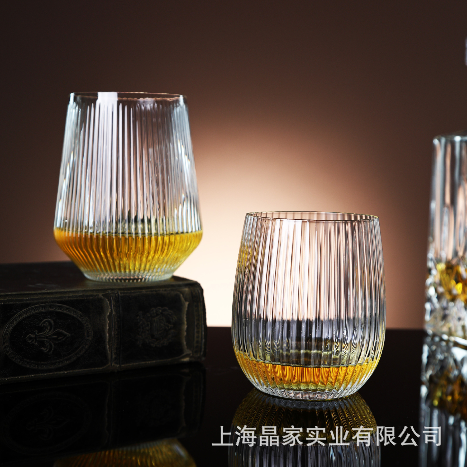 Vertical striped simple glass cups, foreign wine glasses, whisky glasses, transparent beverage juice cups, home coffee milk cups full figure