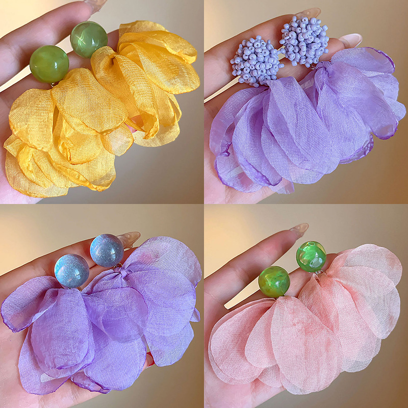 The super fairy-like French chiffon petal earrings exude a sense of sophistication for women, with a niche design sense. The stud earrings are elegant and have a vacation style full figure