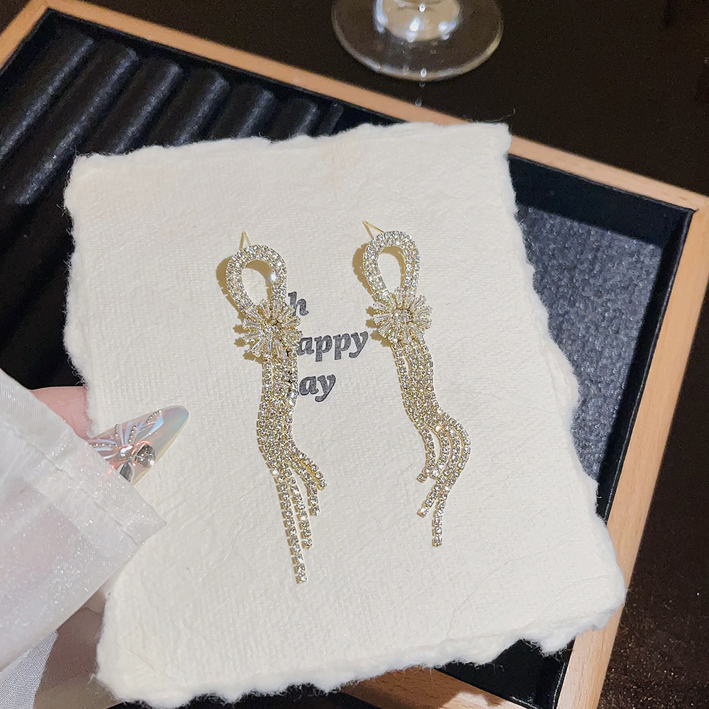 The new Korean version long tassel earrings exude a light luxury and high-end charm. The unique design of the earrings is versatile. It is a versatile stud accessory for women Specification drawing