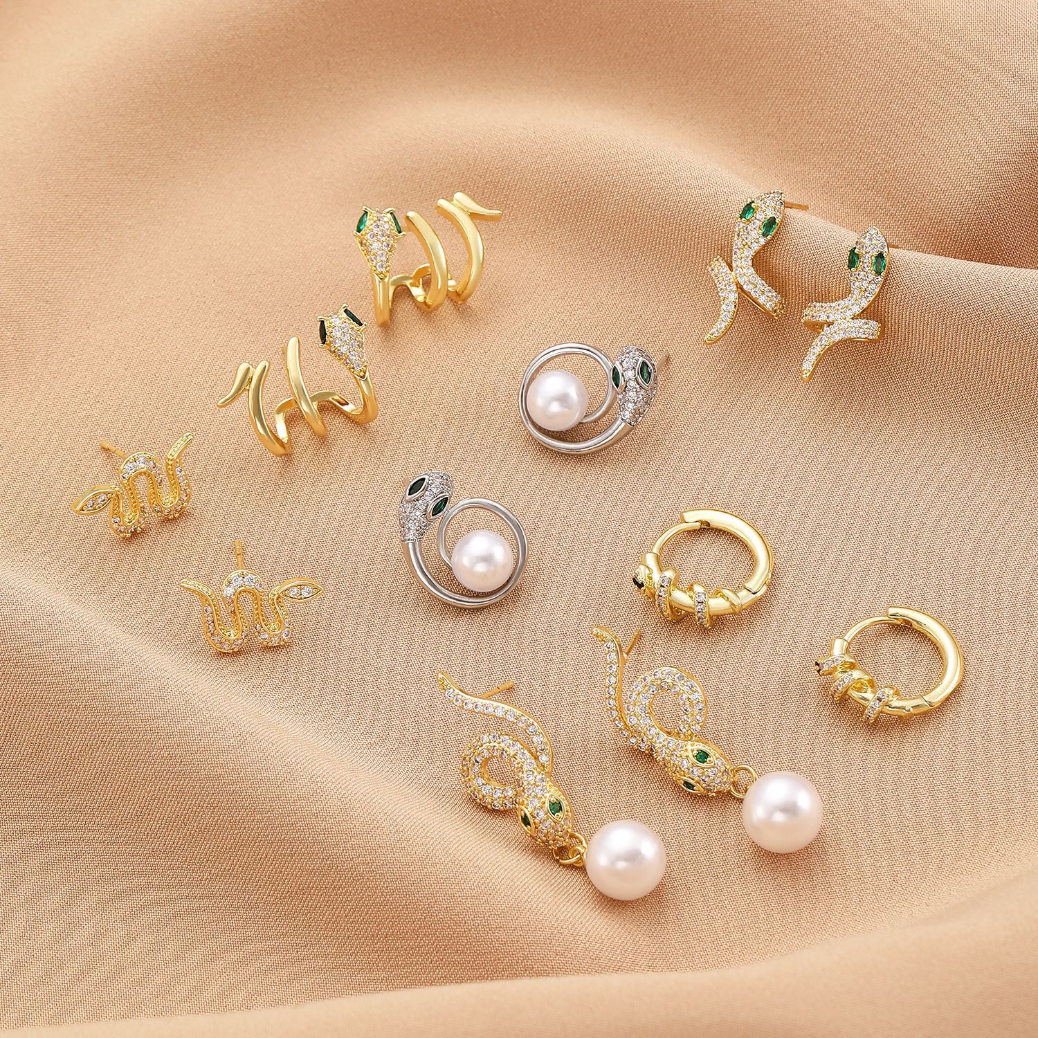 For women born in the Year of the Snake in 2025, this autumn and winter is a unique design with copper inlaid zircon snake-shaped earrings, which are versatile earrings Specification drawing