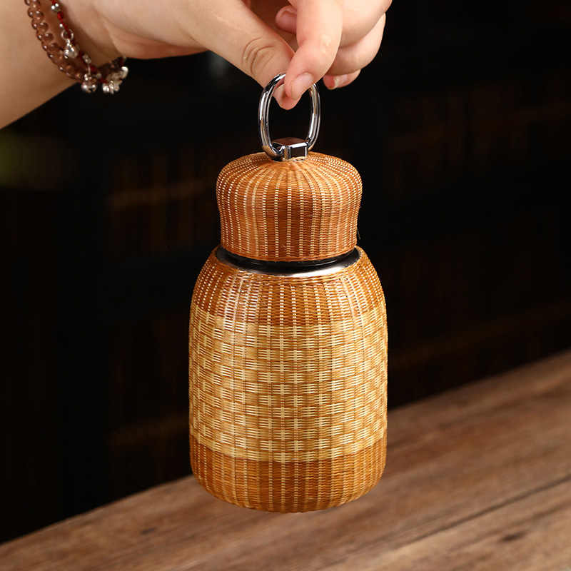 Bamboo-woven insulated cups, water cups, Chinese hot water kettles, old-fashioned and retro small water bottles, tea cups, high-end travel portable cups Application Scenario