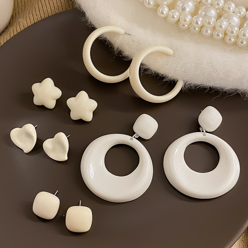 High-end cream-colored earrings, 2024 new irregular stud earrings, women's niche retro style, round face slimming earrings full figure