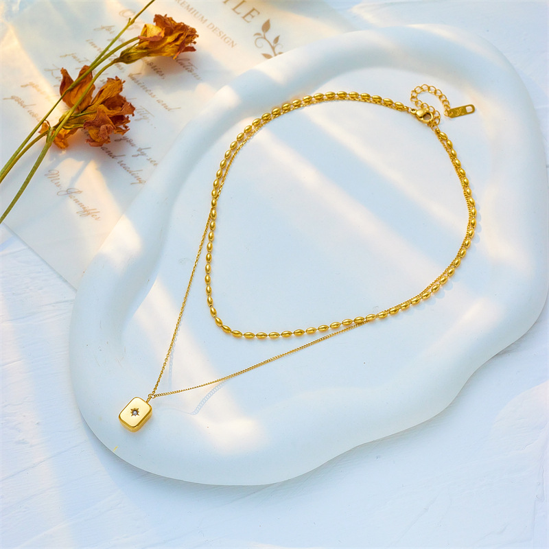 This is a retro three-dimensional square pendant with a cold European and American fashion style, featuring an eight-pointed star and diamonds. It is exquisite, simple and versatile, and can be stacked on a necklace Specification drawing