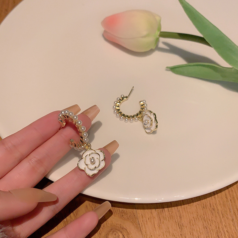The new Korean camellia pearl earrings feature a light luxury style for women, a niche and high-end design, and are versatile and elegant stud earrings Specification drawing