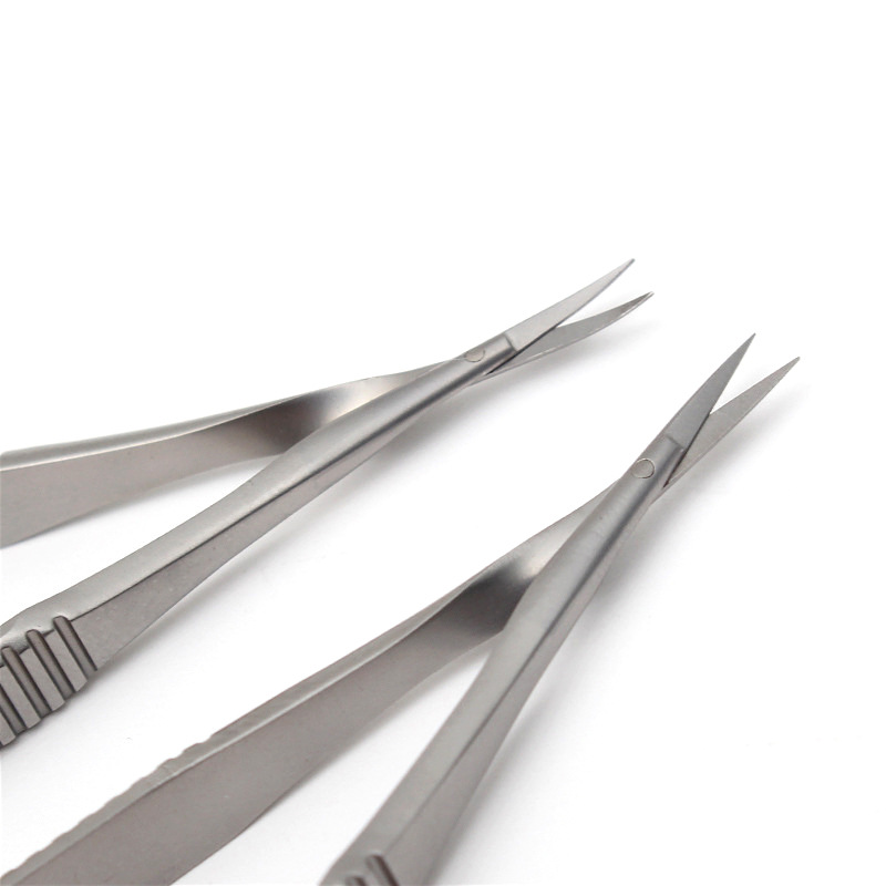 Microscissors 12.5cm ophthalmic microinstruments flat-handled corneal shears for removing stitches and cutting eyes, small scissors for opening the corners of the eyes Application Scenario