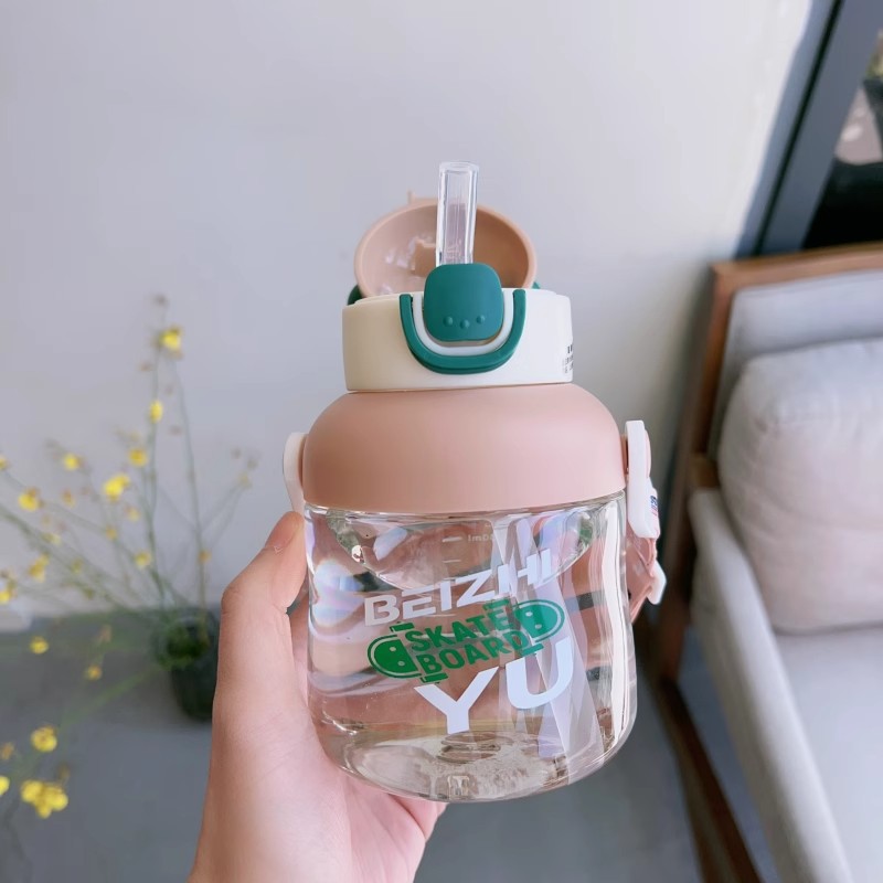 Children's water cup, straw cup, high appearance level, can be carried diagonally, cute, heat-resistant, portable plastic cup with a large belly Application Scenario