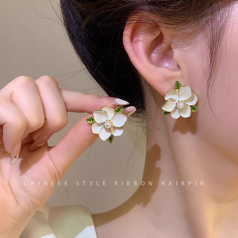 Green gardenia stud earrings for women, fresh and sweet, a new style of elegant ear clips and earrings for the summer of 2025 Specification drawing