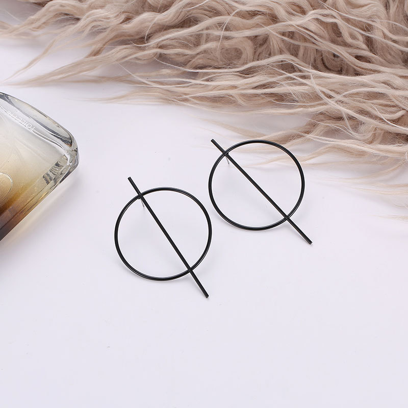 Exaggerated large circular geometric stud earrings in a nightclub fashion trend, simple style, versatile and popular earrings Application Scenario