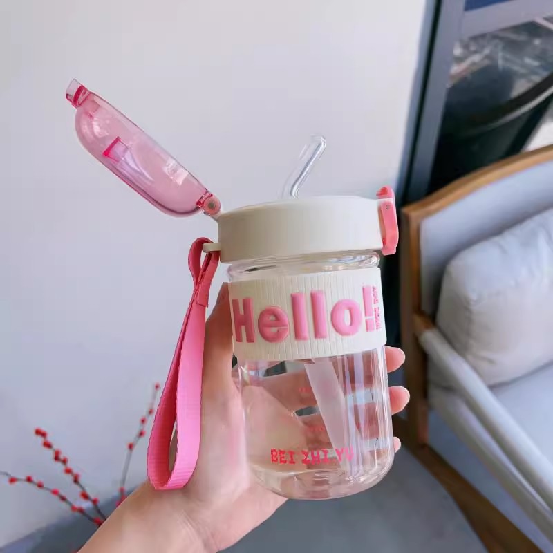 New summer plastic water cup with straw, simple, heat-resistant, portable and hand-held sports water cup for students Application Scenario