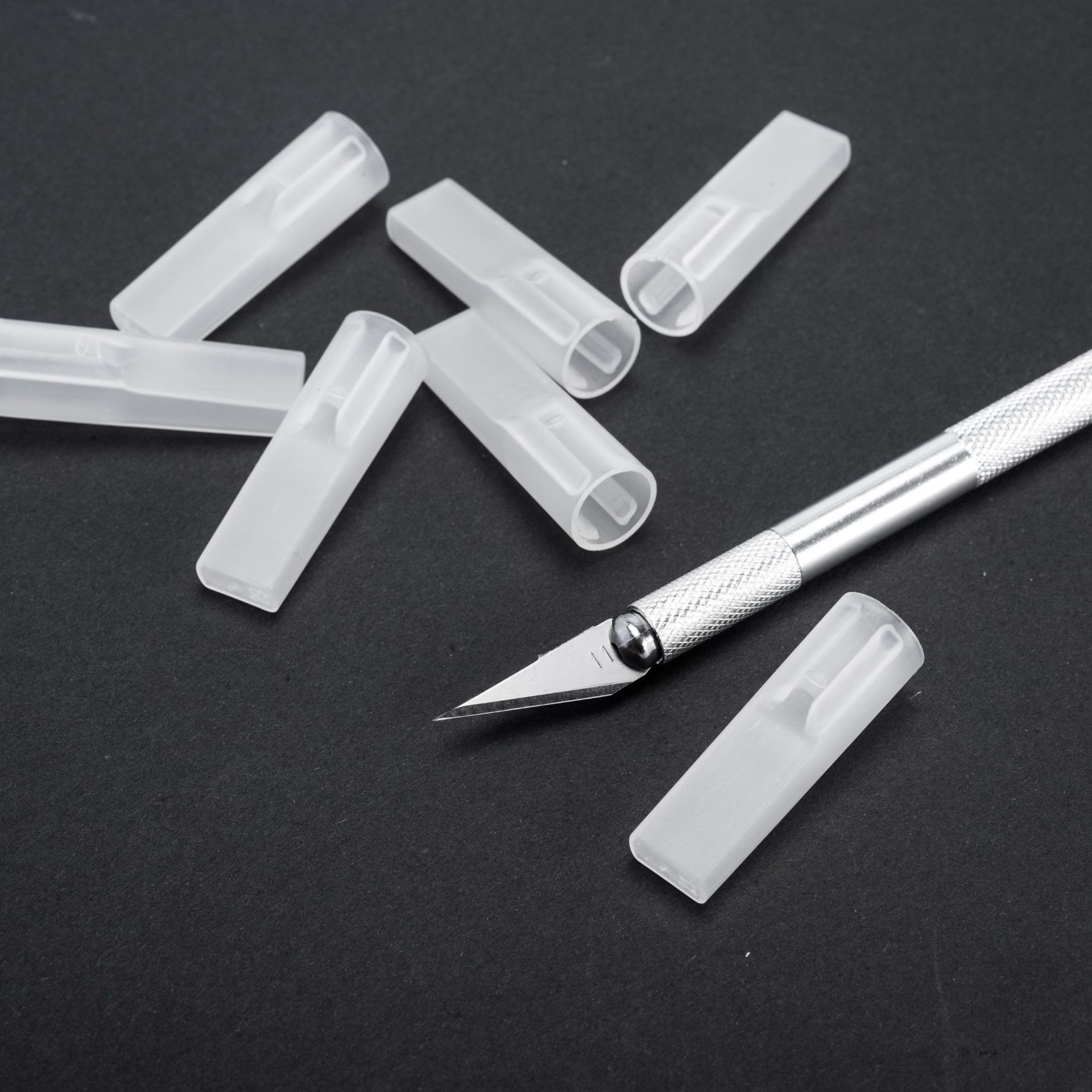 The manufacturer wholesals handheld aluminum alloy rod engraving pen and knife caps, which are safe and practical. The plastic transparent knife heads protect the pen caps details Picture