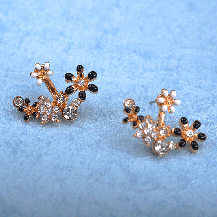 A new collection of sweet and charming Korean Riri flower rhinestone back-hanging earrings, a feminine and refreshing country-style accessory, and stud earrings Specification drawing