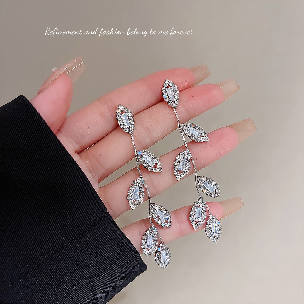 Wholesale of new Korean long tassel earrings with a light luxury and high-end feel, fashionable leaf stud earrings for women's temperament and individuality Application Scenario