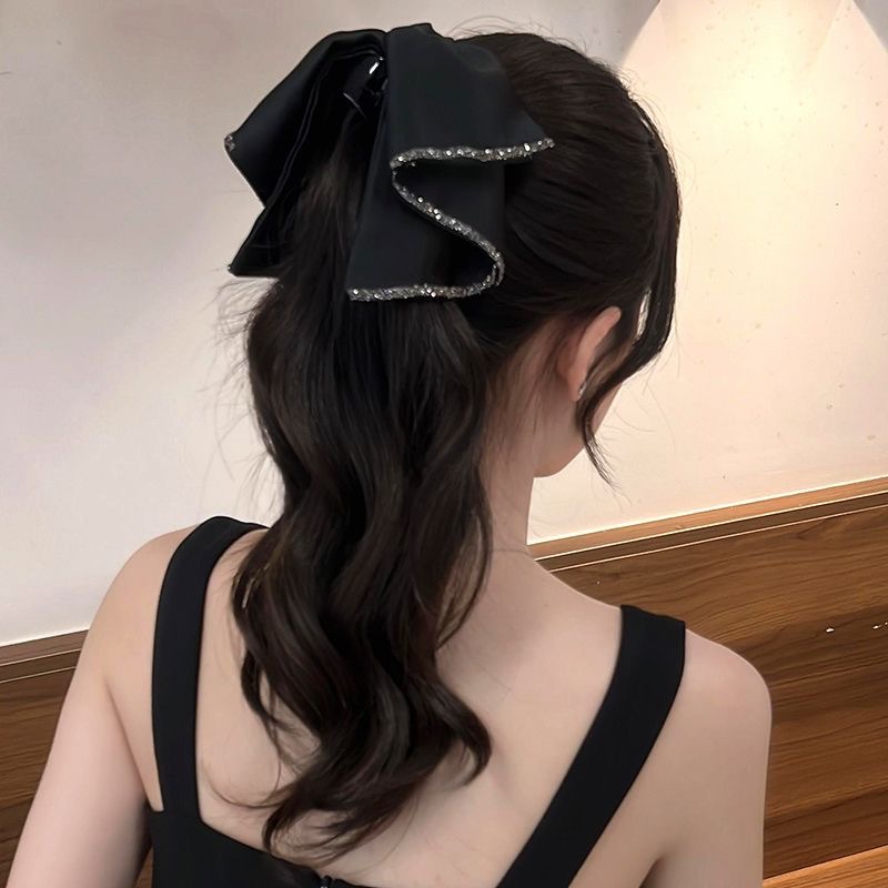 Hepburn's new high-end clip clip for women's ponytail, a popular bow to show hair volume, and a shark clip hair accessory at the back of the head details Picture
