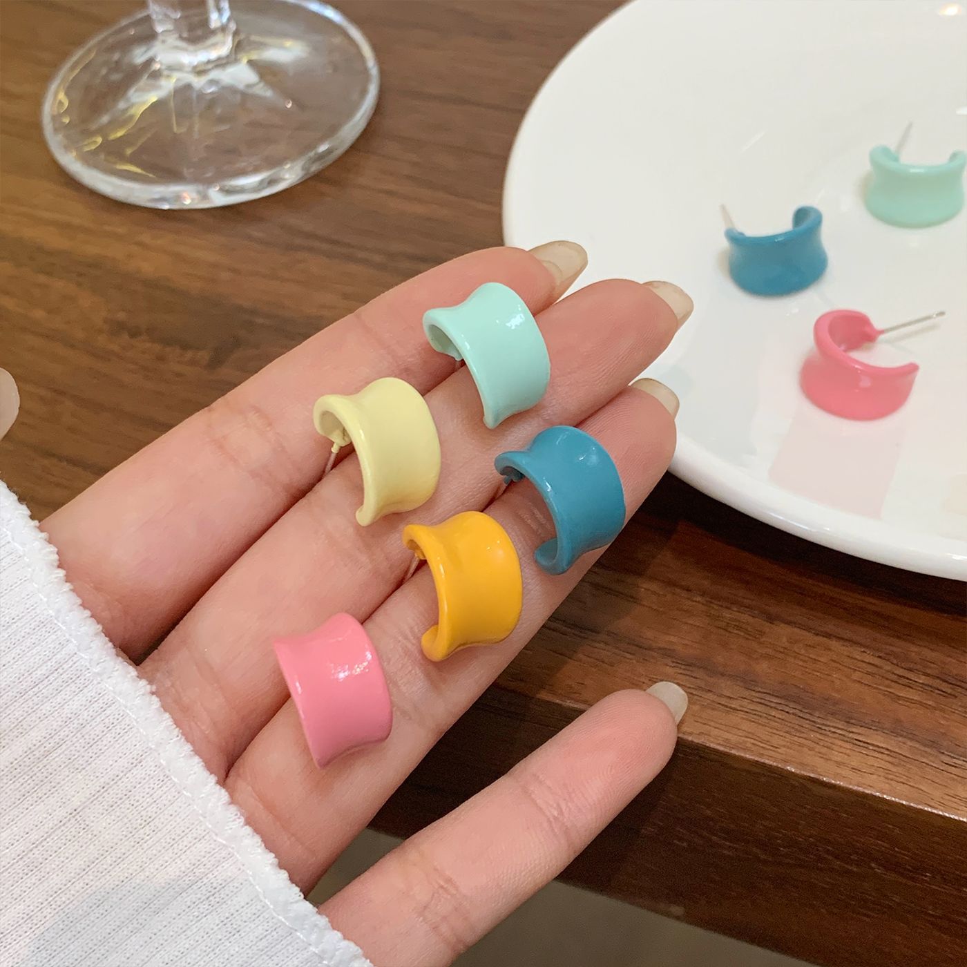 Spring and summer candy-colored enamel oil drip irregular C-shaped stud earrings for women with silver needles, unique design sense, fresh and elegant style Specification drawing
