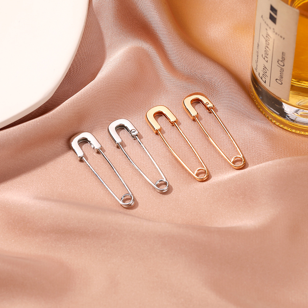 Korean version best-selling paperclip earrings, with a unique design sense, simple and cool ins style, cool and stylish men's and women's pin earrings Specification drawing