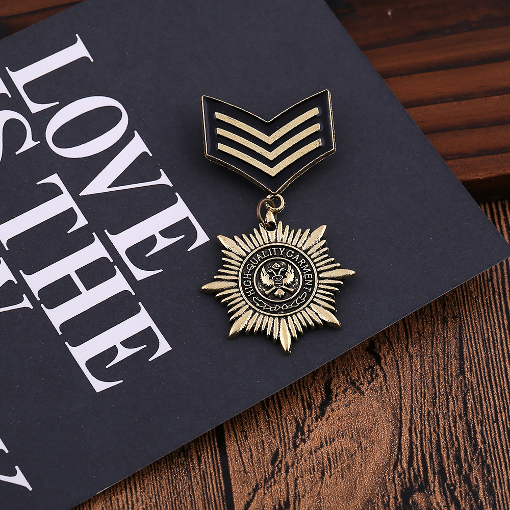 Wholesale of retro European and American badges, brooches, men's personalized and versatile suits, pins, MEDALS, fashionable letter distressed brooches Application Scenario