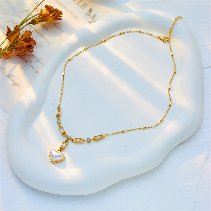 European and American fashion, niche, retro, elegant and stylish, dazzling pearl heart pendant, diamond-encrusted chain, titanium steel jewelry necklace details Picture