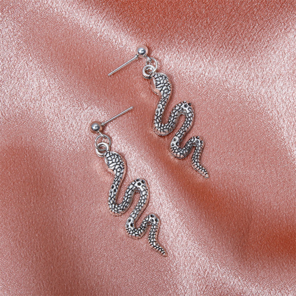 Wholesale of 2021 new trendy and creative exaggerated snake-shaped earrings, European and American retro alloy long earrings that are popular on the Internet details Picture