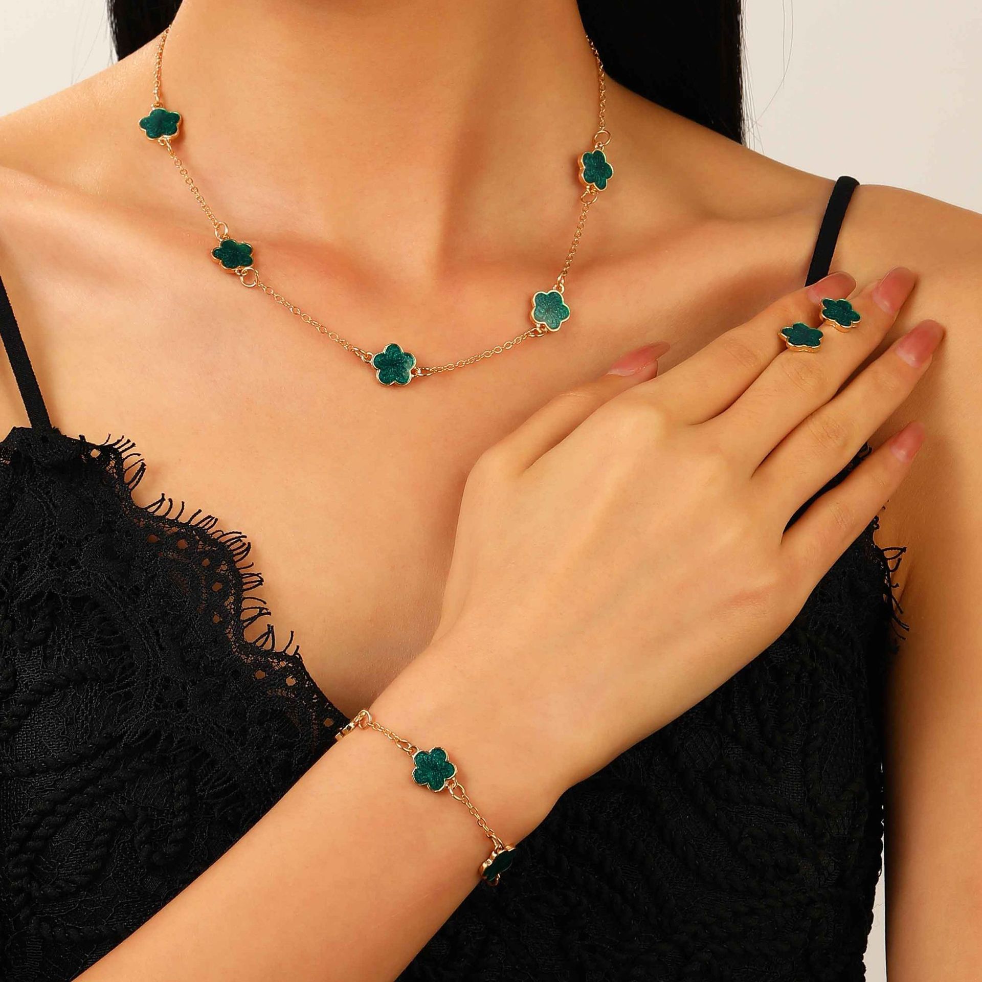 European and American lucky five-leaf flower stud ring, bracelet, necklace, jewelry set, women's fashion four-piece set, five-petal grass accessories details Picture