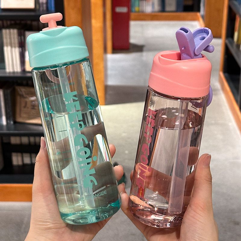 Summer new high appearance level with straw, portable plastic children's water cups for boys and girls, heat-resistant for primary school students full figure