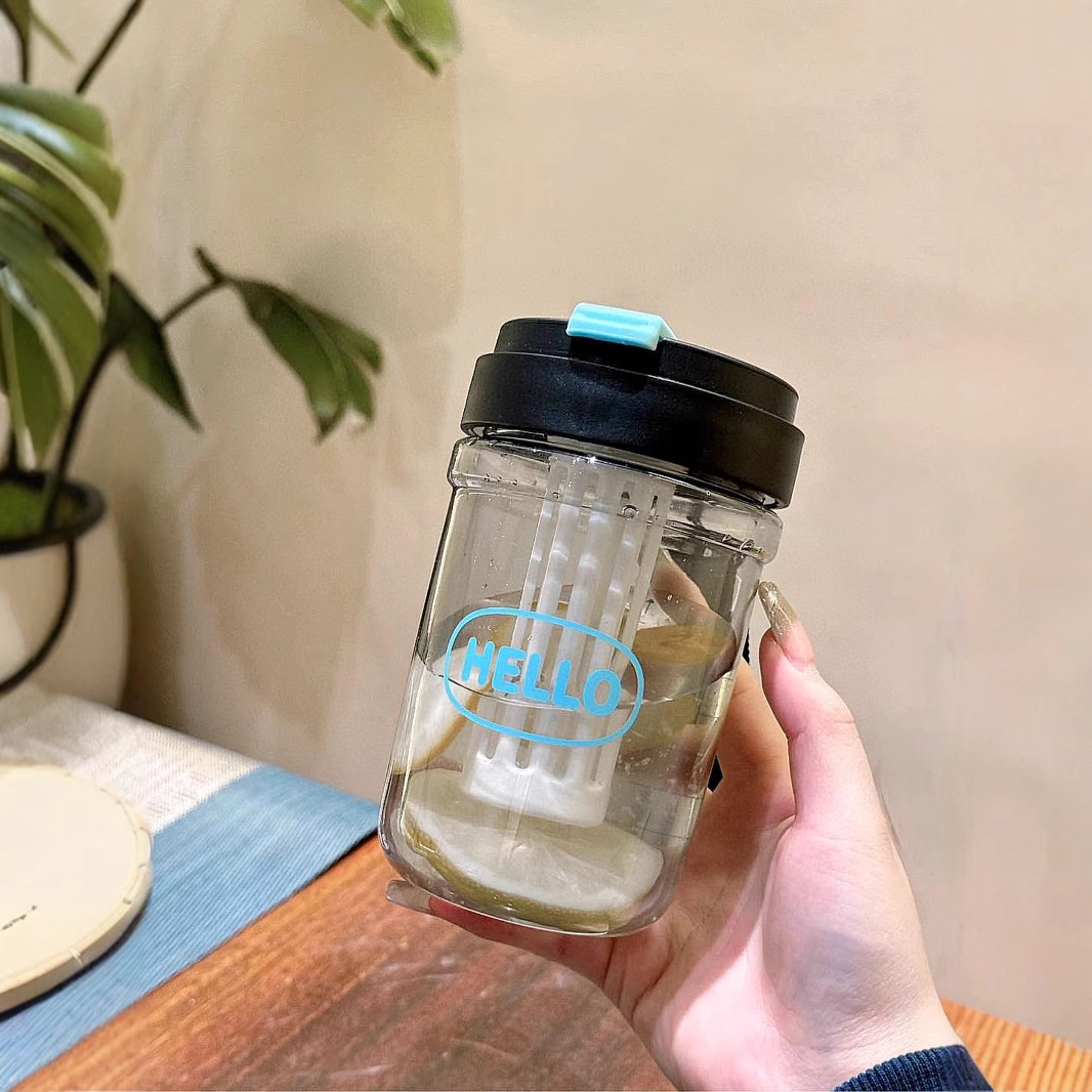 New portable coffee water cup for summer outings, tea and water separation dual drinking cup, men's and women's tea cup for work Application Scenario