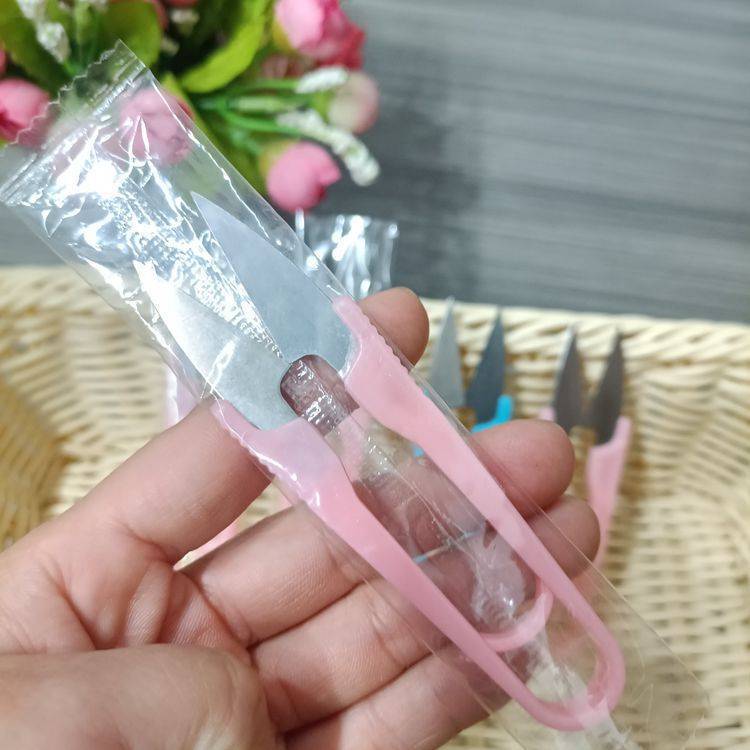 Household small scissors, U-shaped thread cutters, colored V-shaped tailors, cross-stitch, special hand tools, plastic small scissors details Picture