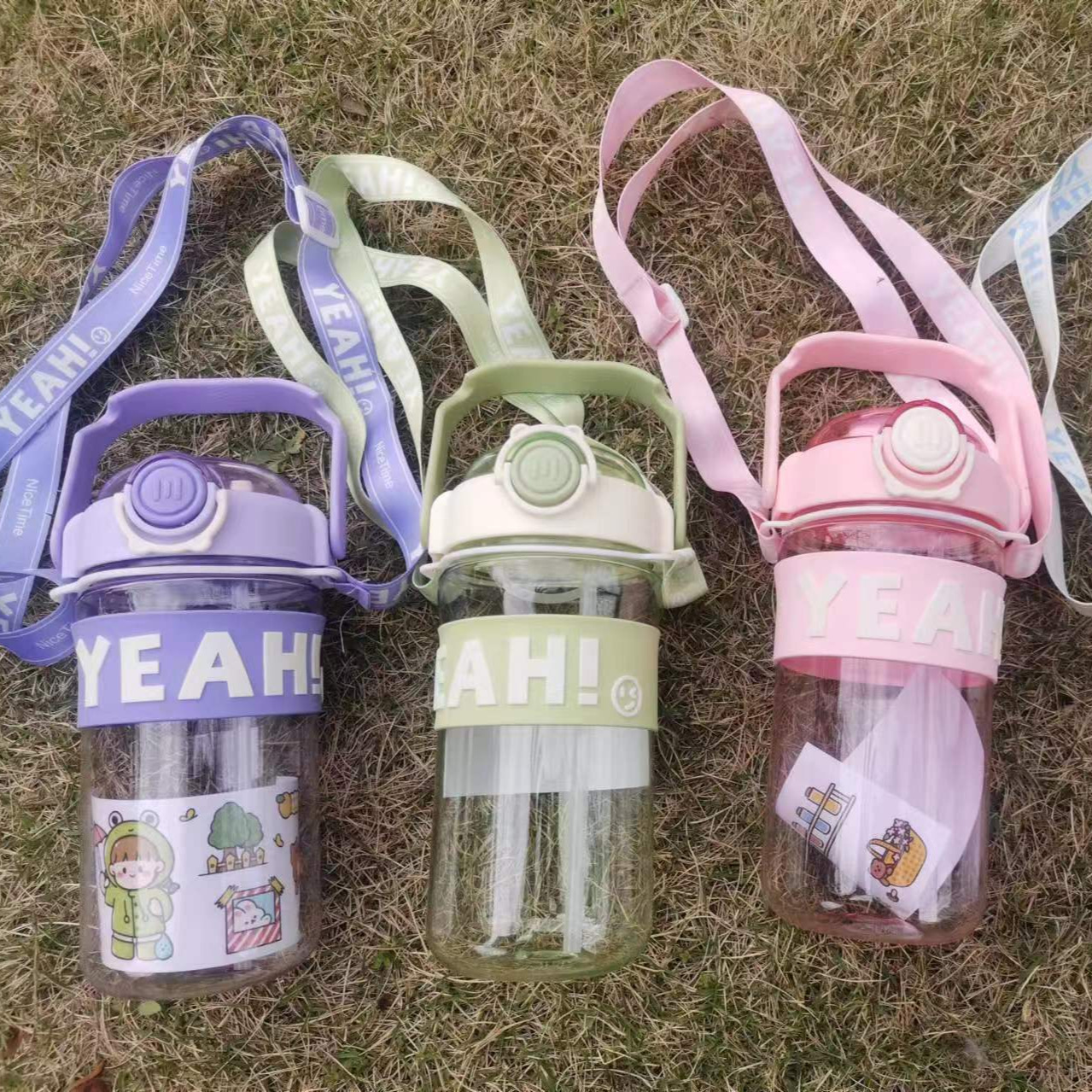Summer water cup for girls, high appearance level, straw cup in ins, large capacity, high-temperature resistant, with shoulder strap, transparent sports travel cup Application Scenario