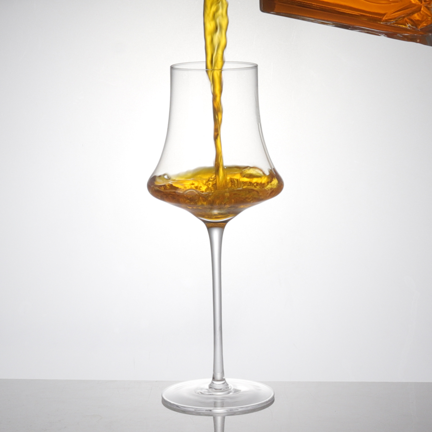 Wholesale household crystal glass cups, high-footed wine glasses, commercial wine glasses for restaurants, tasting glasses, and a set of wine glasses Application Scenario