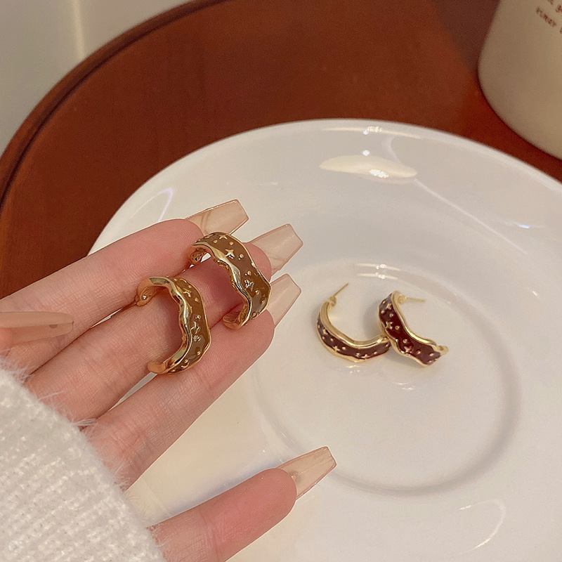 French retro oil-dripping C-shaped earrings, a fashionable and niche design for women, are versatile and a popular accessory in the chanel-style fashion Application Scenario