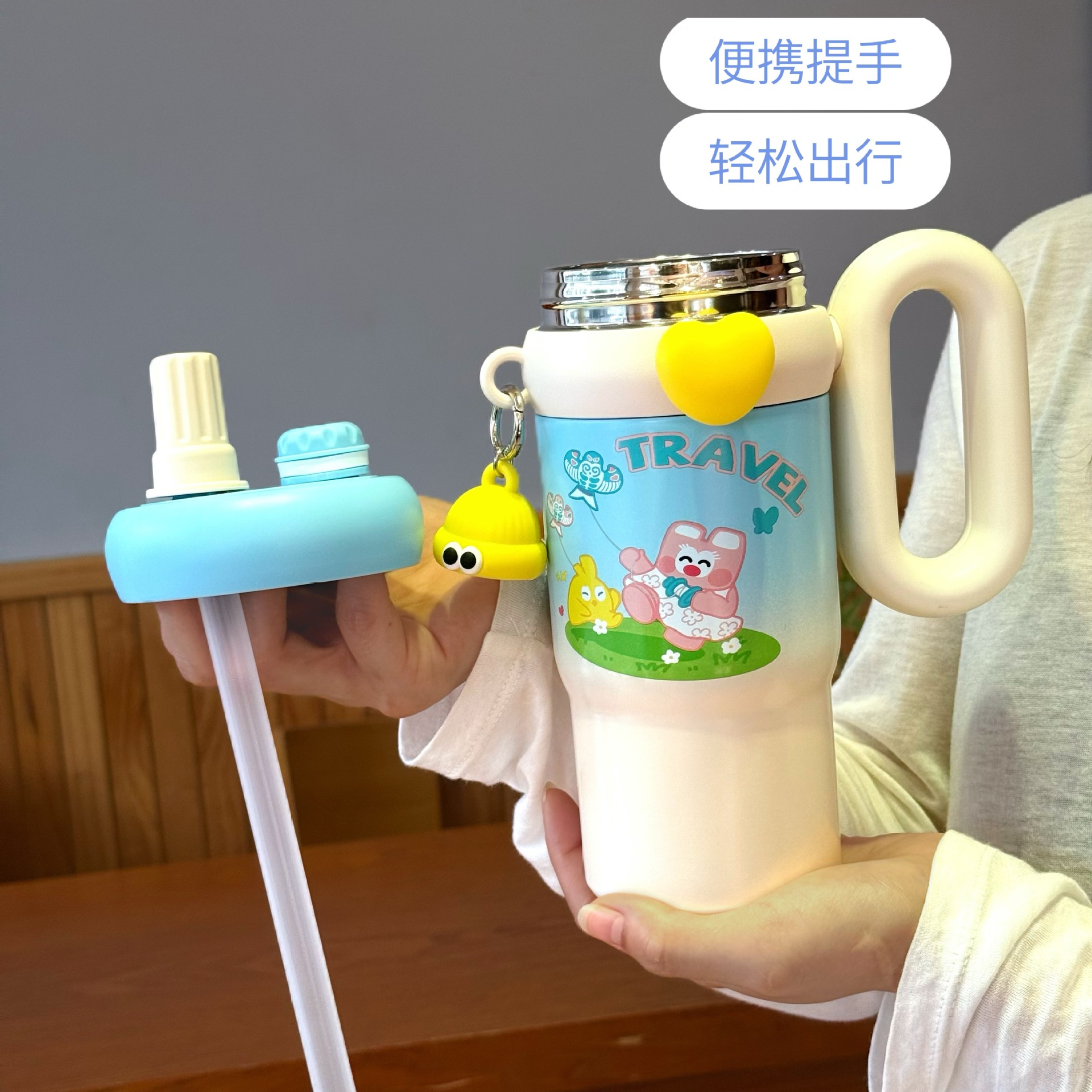 The new cute rabbit cartoon character handle cup has a high appearance level, a student straw cup, and a large-capacity portable ice cube cup Specification drawing