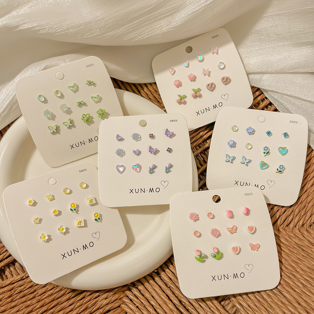 The new summer silver needle stud earrings set is fresh, cute and versatile. The earrings are small and sweet full figure