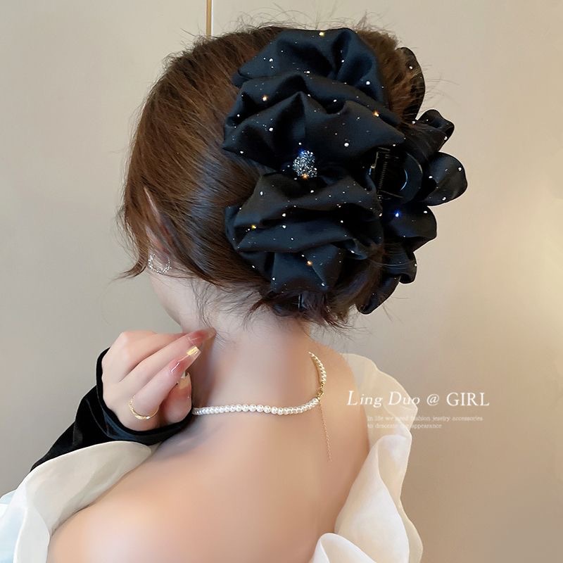 The new Starry Sky heart-shaped cloud grabber exudes a light luxury and high-end feel. The shark grabber shows off the hair volume and is a fashionable and sweet hair accessory details Picture