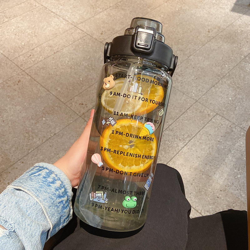 Large-capacity plastic cup with straw and scale, transparent water cup, anti-drop portable handle, outdoor sports and fitness water bottle Application Scenario