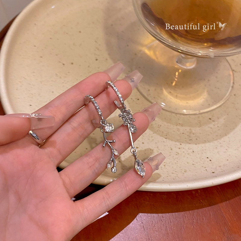 The diamond-encrusted tassel earrings are a trendy and niche design for women with an ins style. They exude a sense of sophistication and are versatile, making them a bestseller for a stylish look full figure
