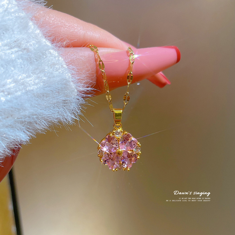 【 Titanium Steel 】 Auspicious grass pink diamond elegant micro-inlaid diamond necklace, women's delicate style, Instagram Internet celebrity collarbone chain accessory Application Scenario