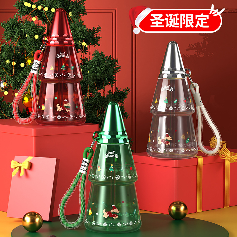 The new Christmas tree plastic cup features a large-capacity, heat-resistant, leak-proof straw cup and a portable children's water cup with a carrying rope full figure